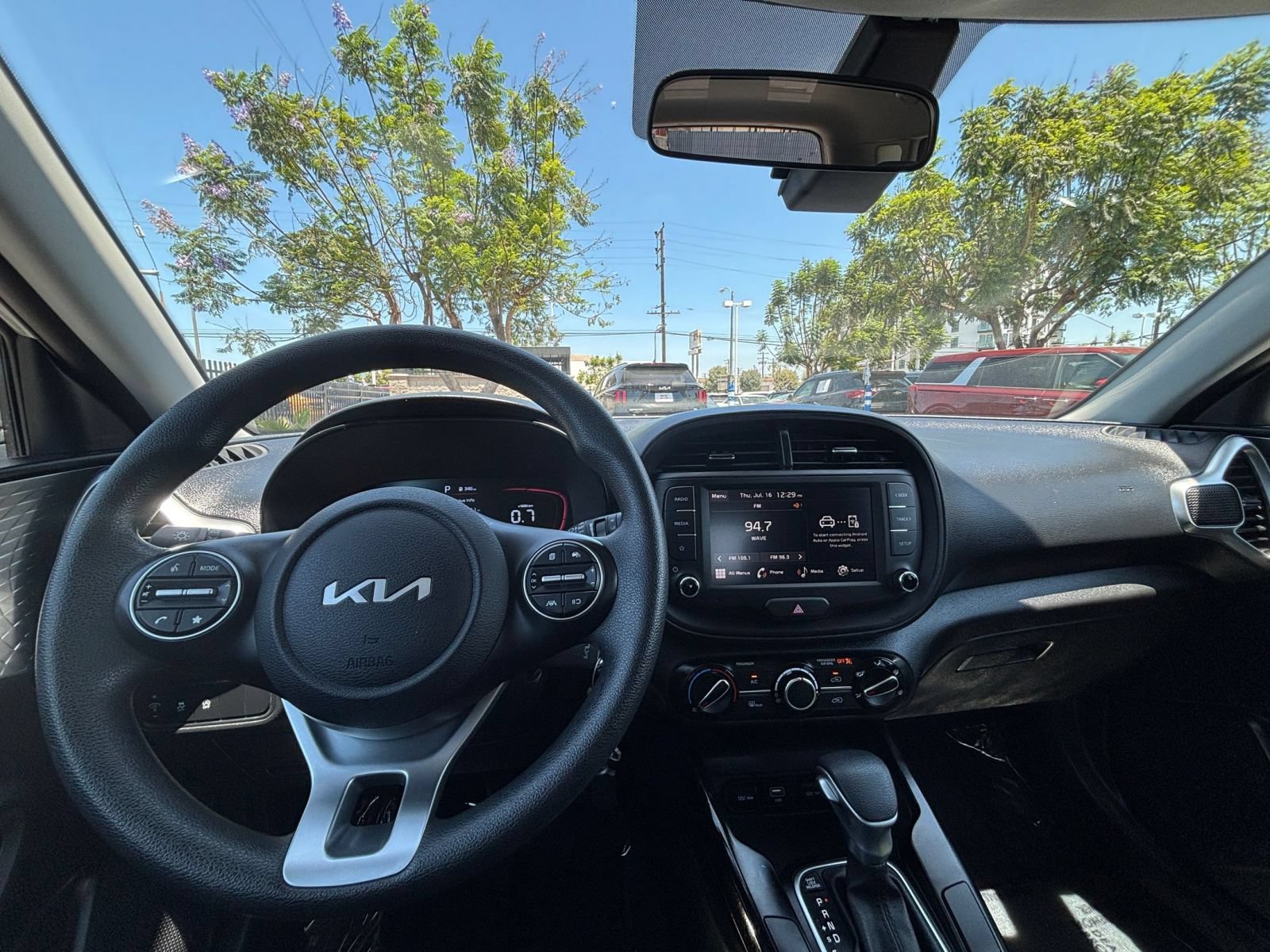 Used 2025 Kia Soul LX w/ LX Technology Package FWD image 33