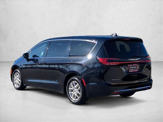 Used 2025 Chrysler Pacifica Select image 8