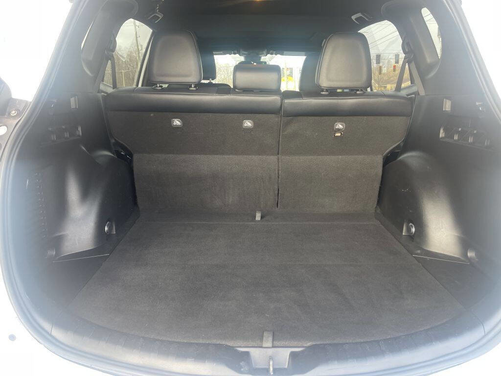 Used 2018 Toyota RAV4 SE image 9
