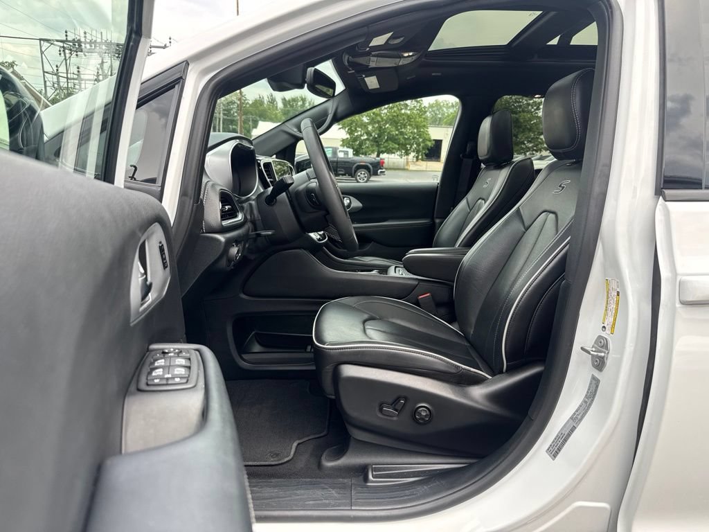 Used 2025 Chrysler Pacifica Limited FWD image 13