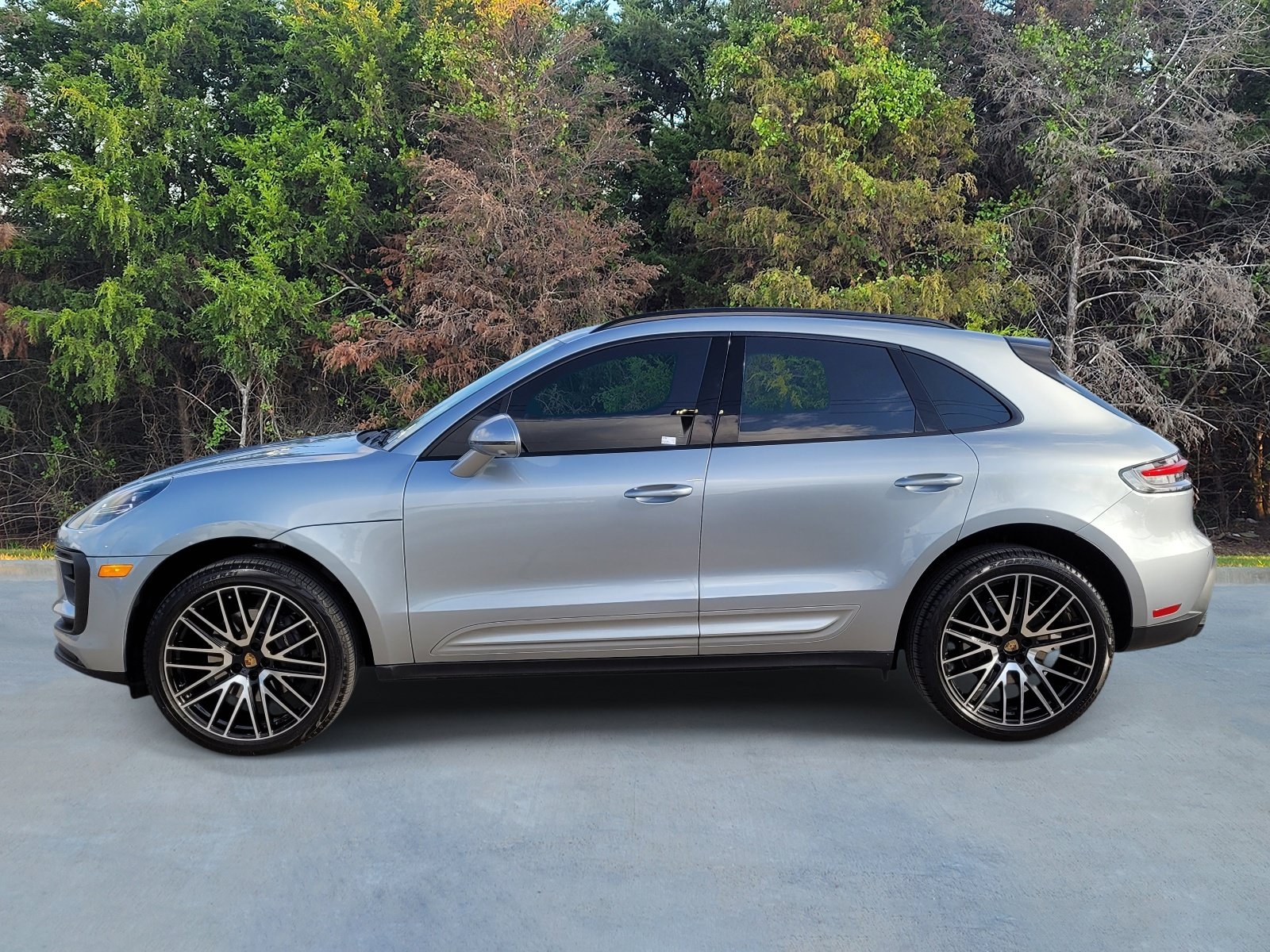 Used 2025 Porsche Macan AWD/4WD image 22