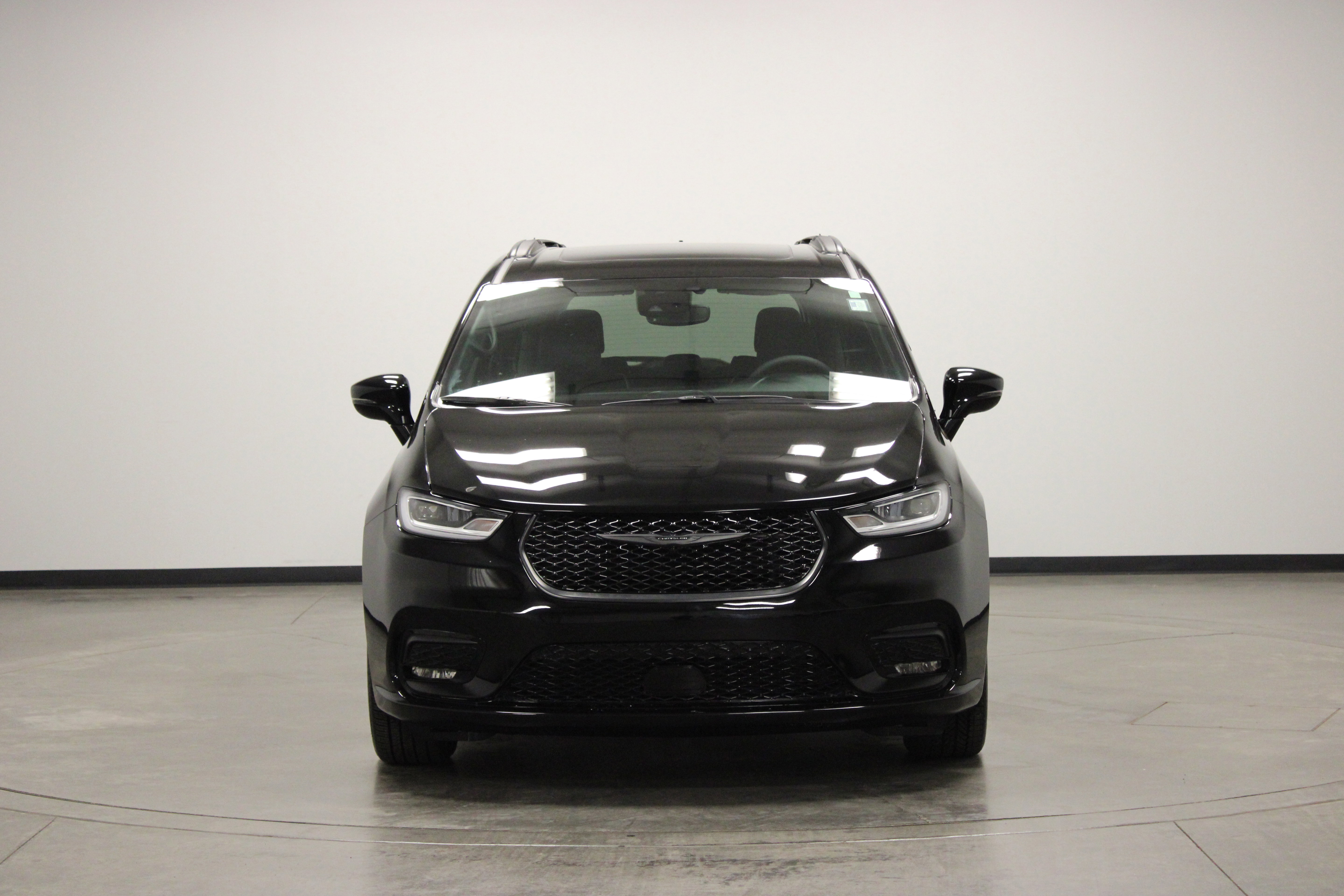 Used 2026 Chrysler Pacifica Limited w/ S Appearance Package FWD image 3