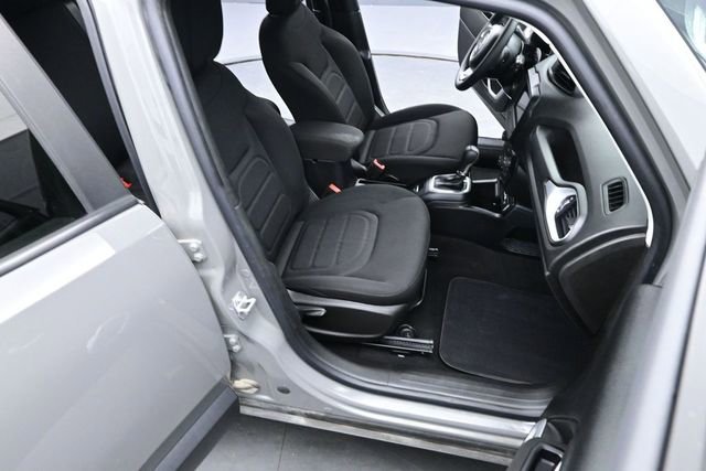 Used 2019 Jeep Renegade Latitude FWD image 19