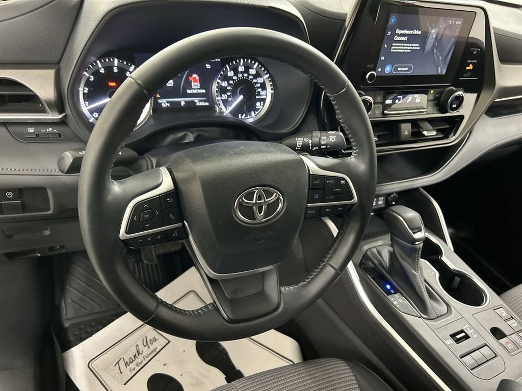 Used 2023 Toyota Highlander LE AWD/4WD image 4