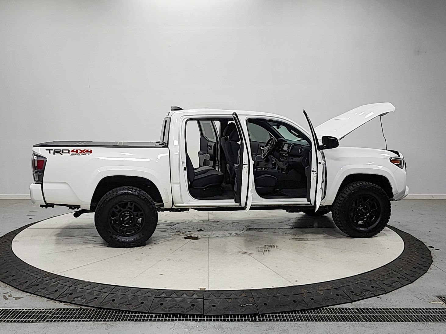 Used 2023 Toyota Tacoma TRD Sport w/ Technology Package AWD/4WD image 17