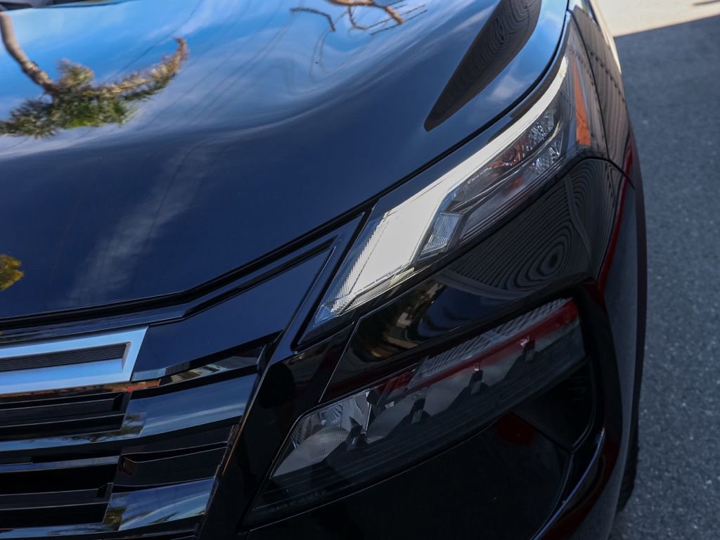 Used 2025 Nissan Rogue SV image 10