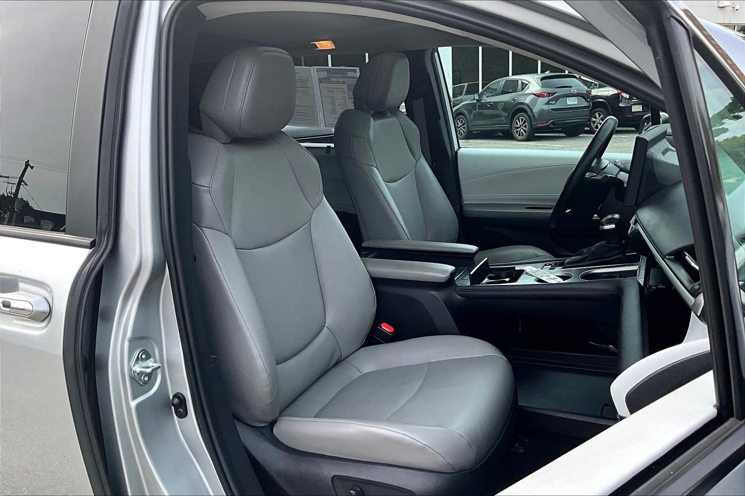 Used 2025 Toyota Sienna XLE FWD image 7