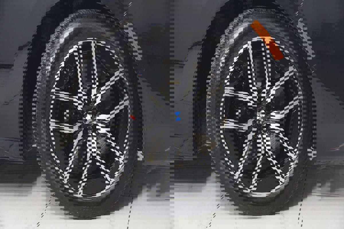 Used 2023 BMW 740i w/ Parking Assistance Package image 19