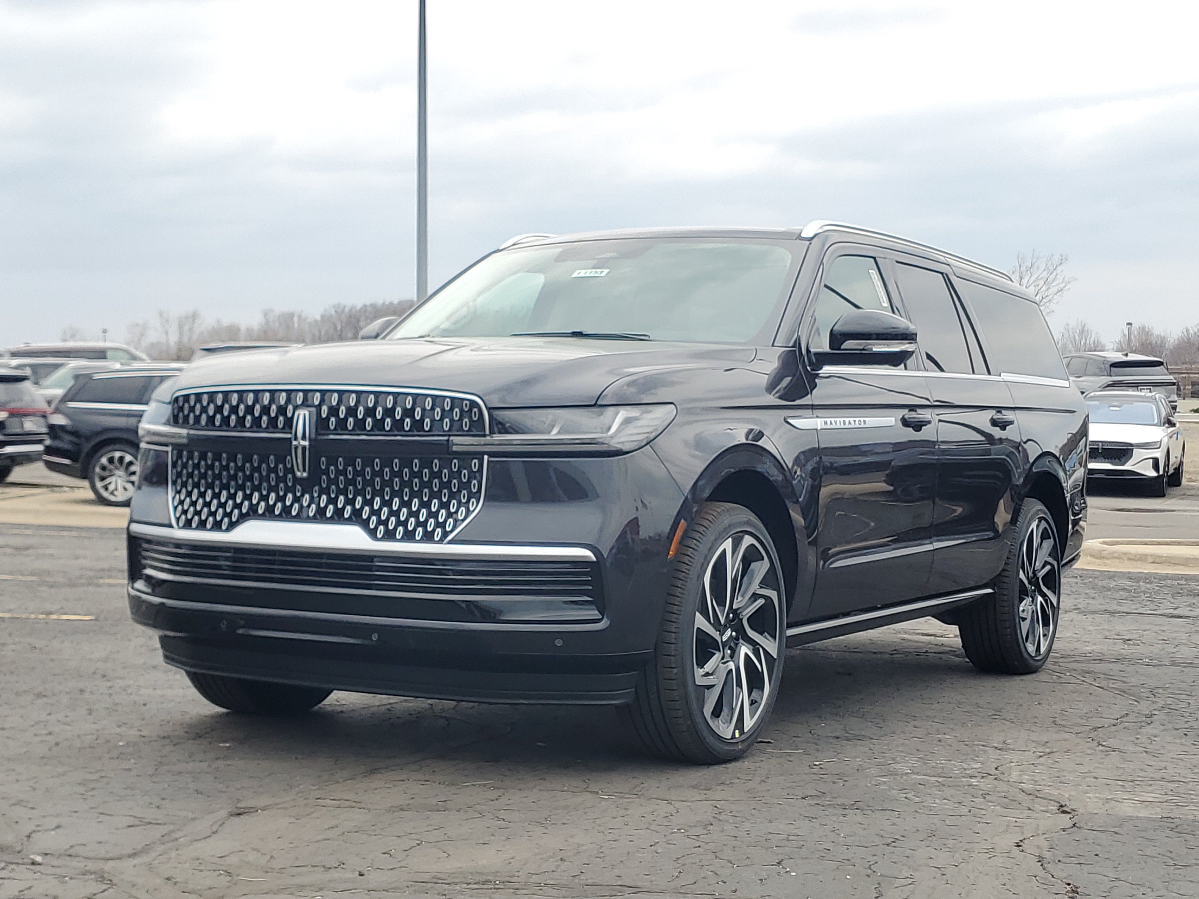 New 2026 Lincoln Navigator L Reserve AWD/4WD image 2