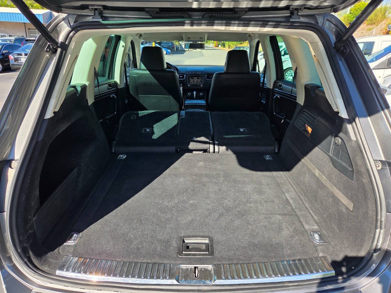 Used 2015 Volkswagen Touareg Sport AWD/4WD image 20