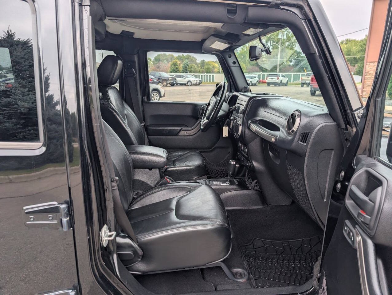Used 2013 Jeep Wrangler Unlimited Sahara AWD/4WD image 10