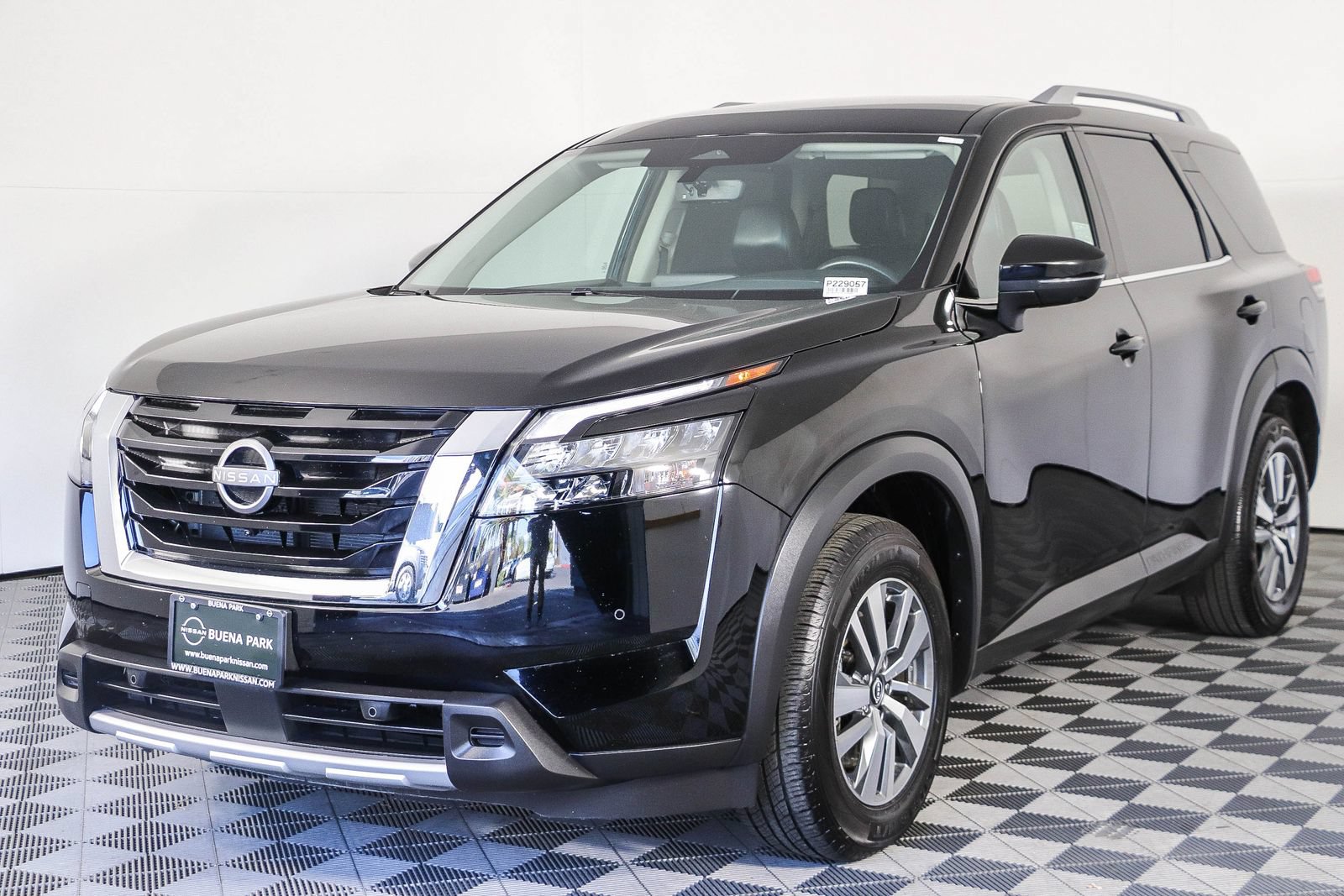 Used 2025 Nissan Pathfinder SL FWD image 3