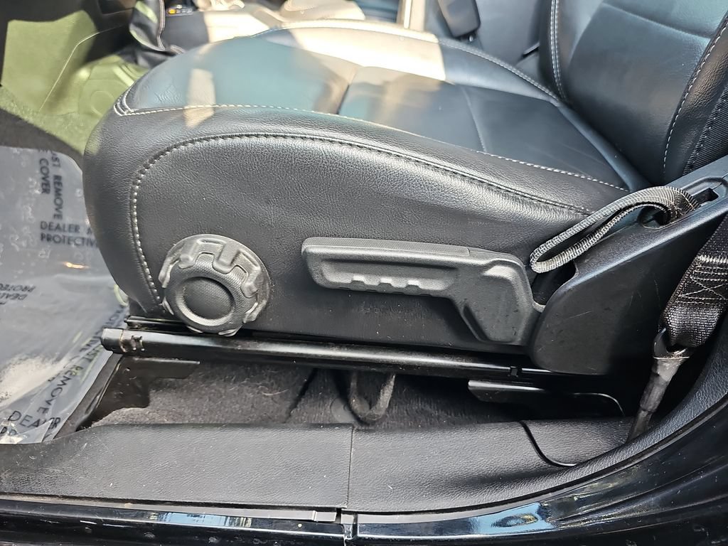 Used 2019 Jeep Wrangler Unlimited Sahara w/ Uconnect 4C Nav & Sound Group AWD/4WD image 28