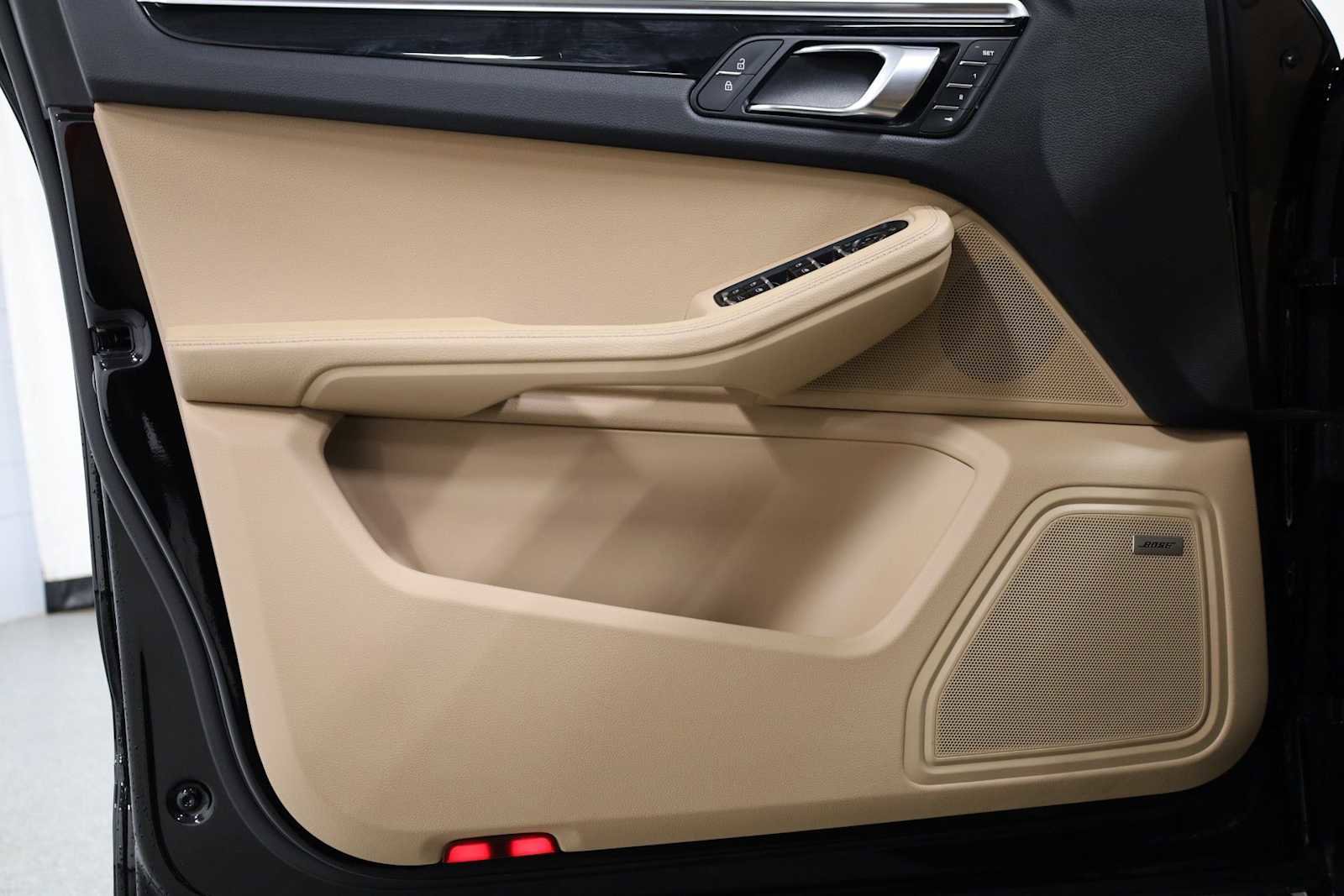 Certified 2024 Porsche Macan AWD/4WD image 16
