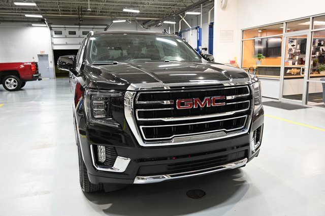 Used 2022 GMC Yukon SLT w/ SLT Premium Package image 3