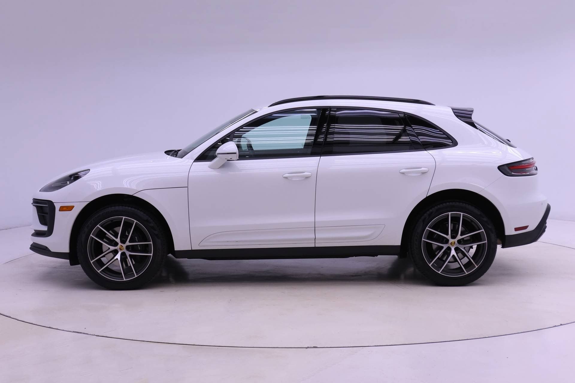 Used 2025 Porsche Macan AWD/4WD image 2