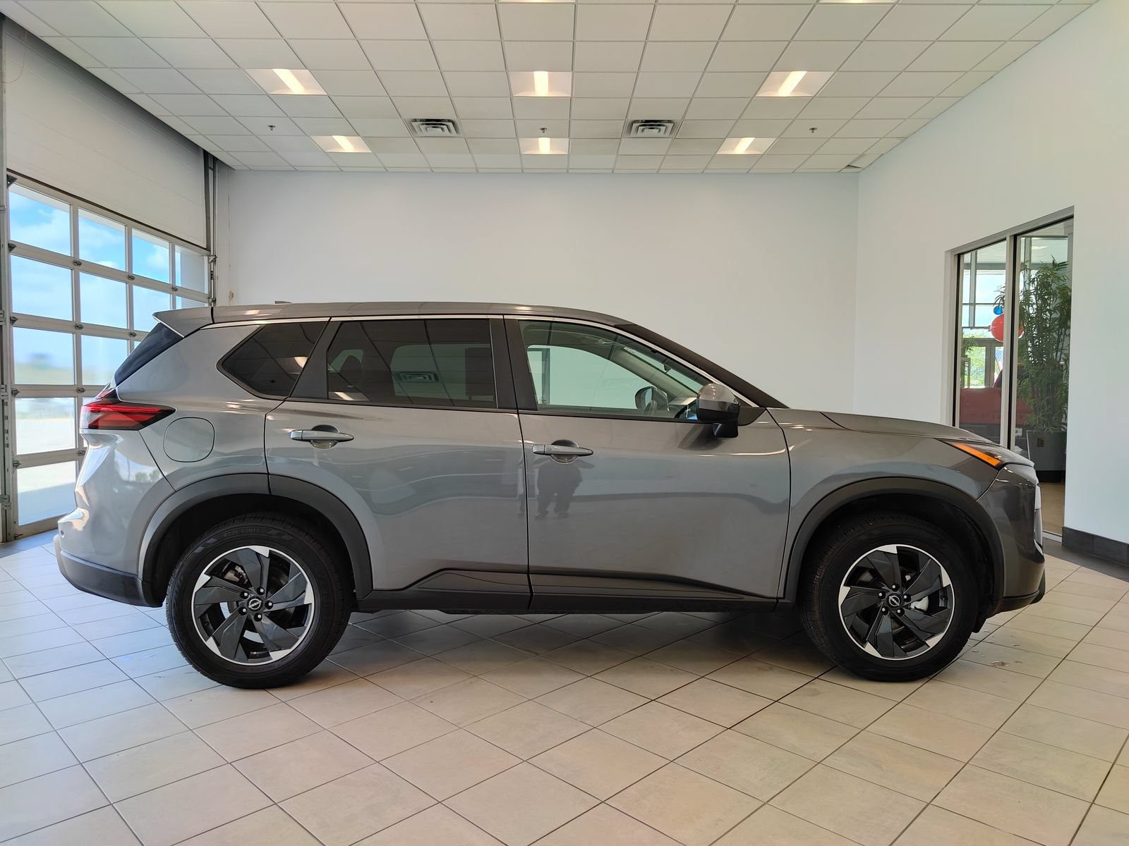 Used 2025 Nissan Rogue SV FWD image 2