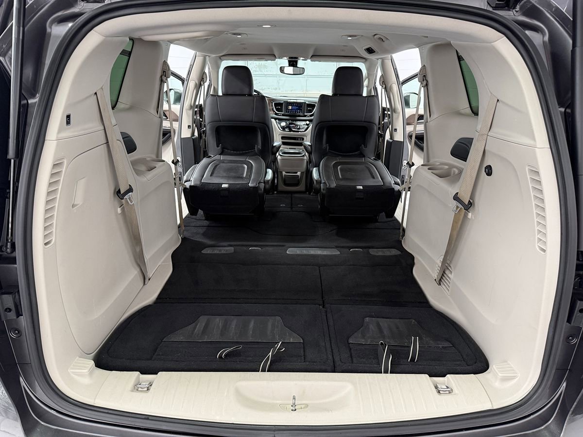 Used 2018 Chrysler Pacifica Touring-L image 27