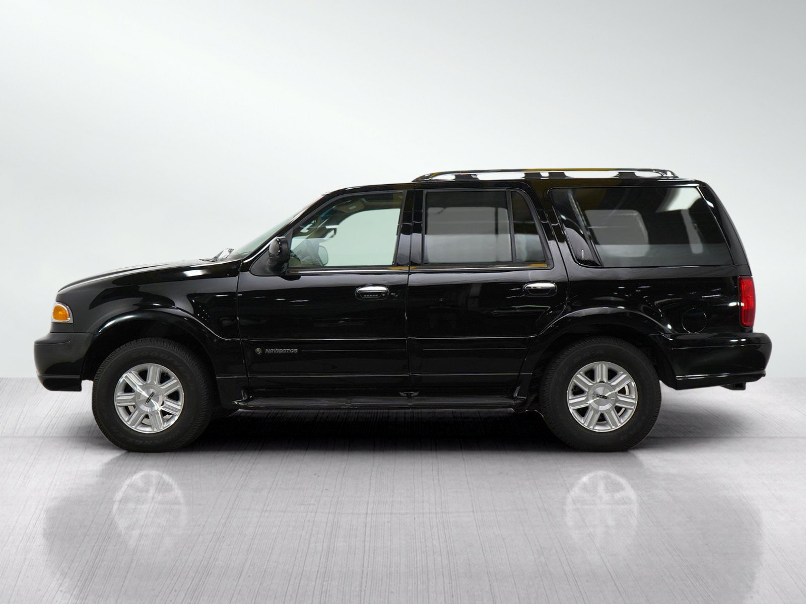 Used 2002 Lincoln Navigator 4WD image 2