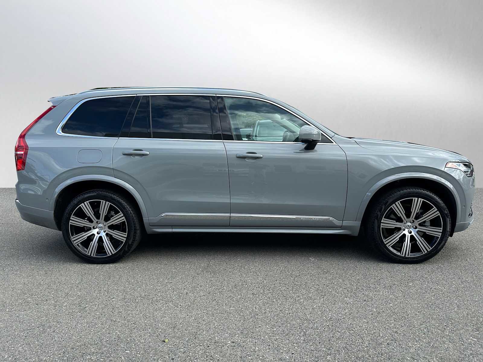 Certified 2024 Volvo XC90 T8 Ultimate w/ Protection Package AWD/4WD image 3