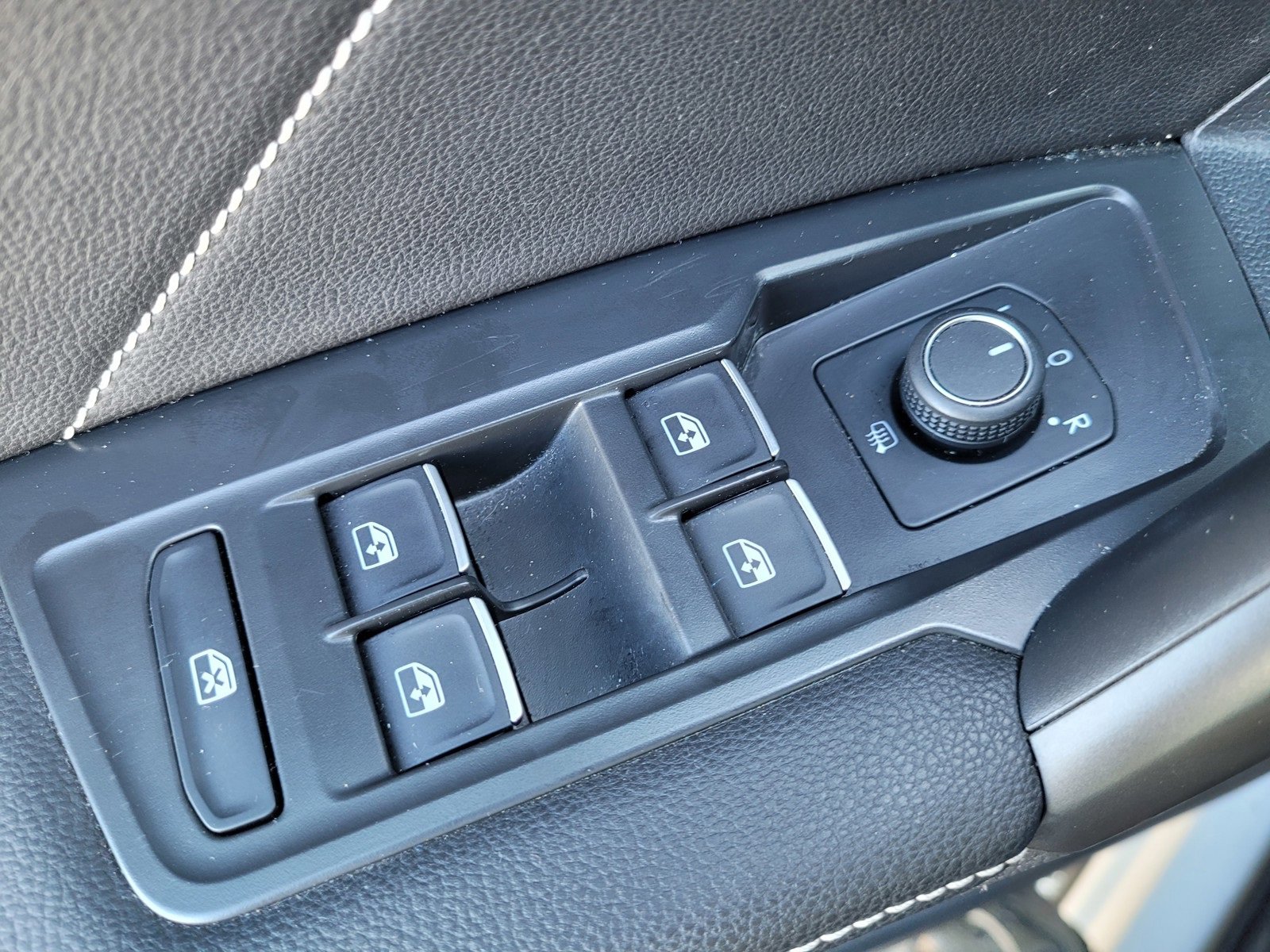 Used 2022 Volkswagen Tiguan SE R-Line image 23