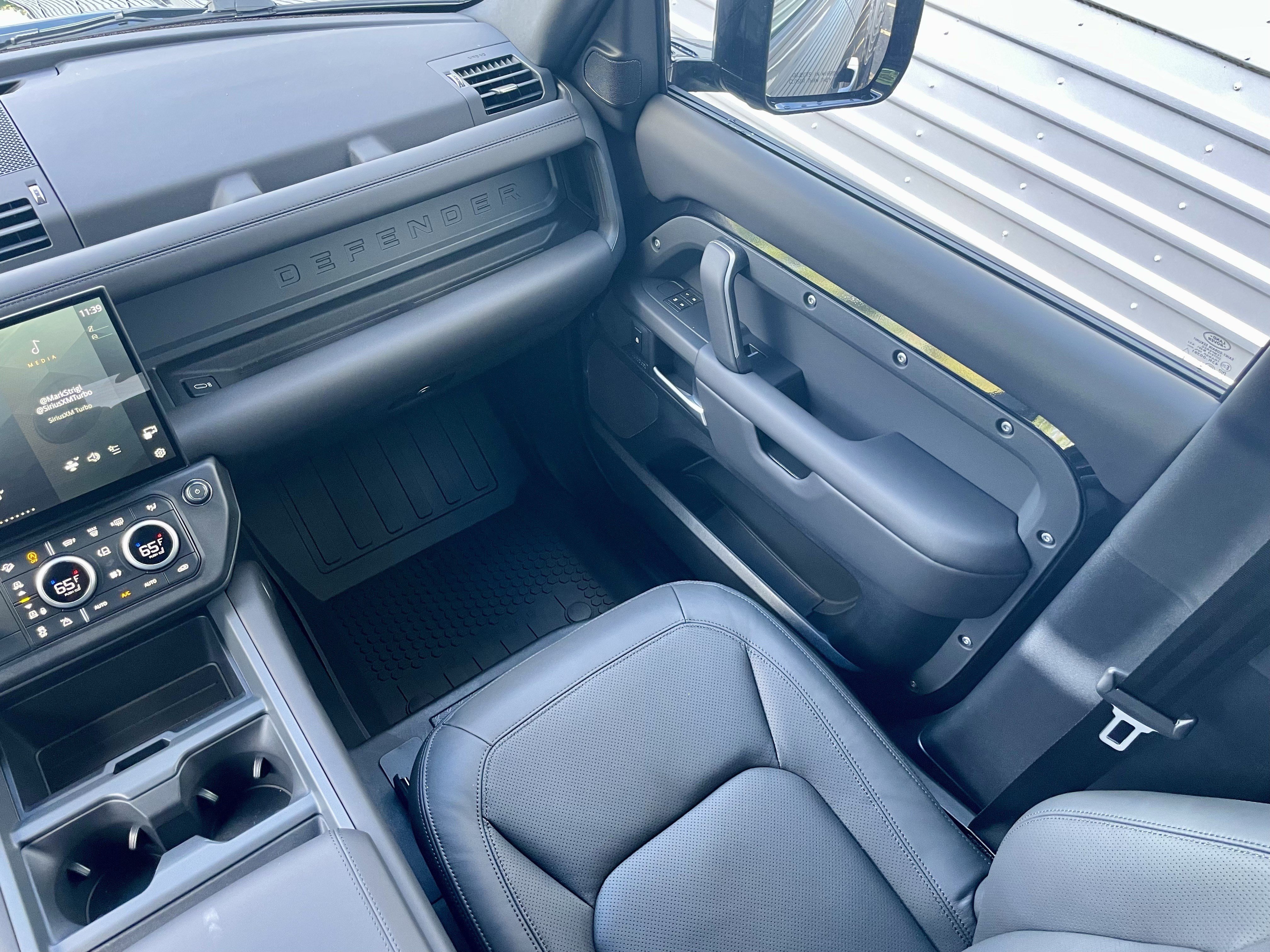 New 2026 Land Rover Defender 130 X-Dynamic SE AWD/4WD image 18