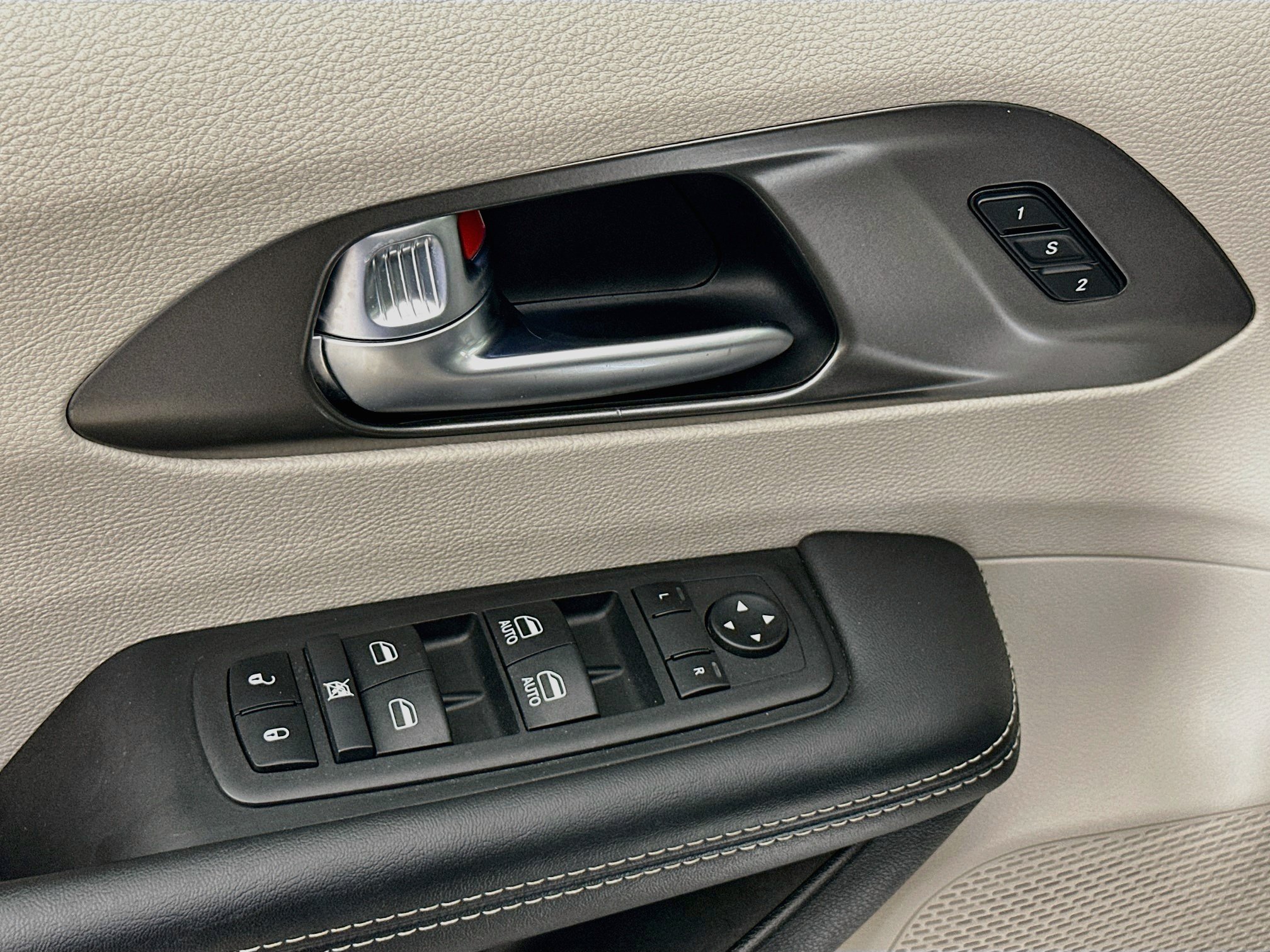 Used 2024 Chrysler Pacifica Touring-L FWD image 15