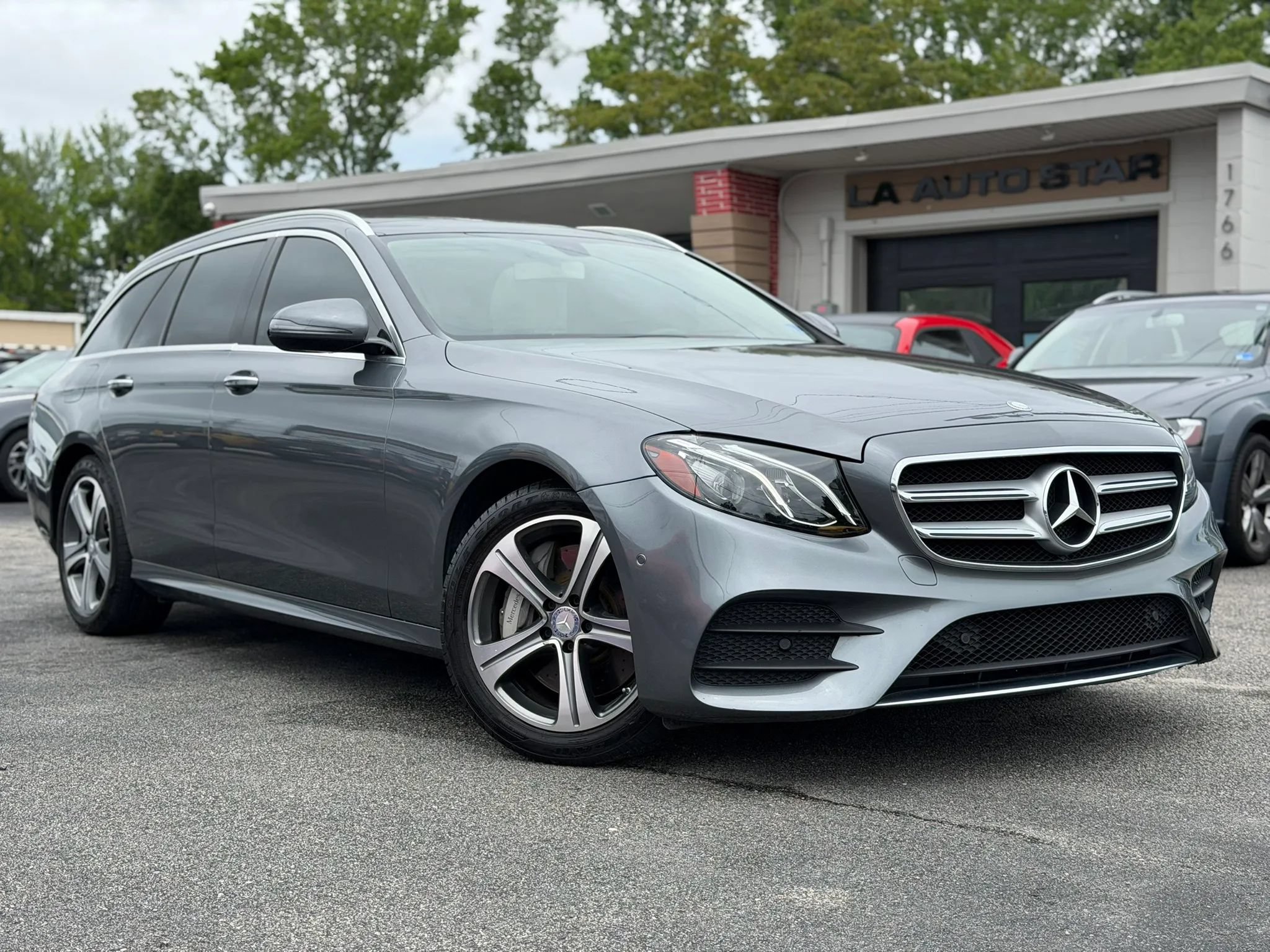 Used 2017 Mercedes-Benz E 400 4MATIC Wagon image 1
