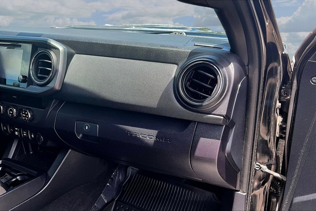 Used 2018 Toyota Tacoma TRD Sport w/ Technology Package AWD/4WD image 25