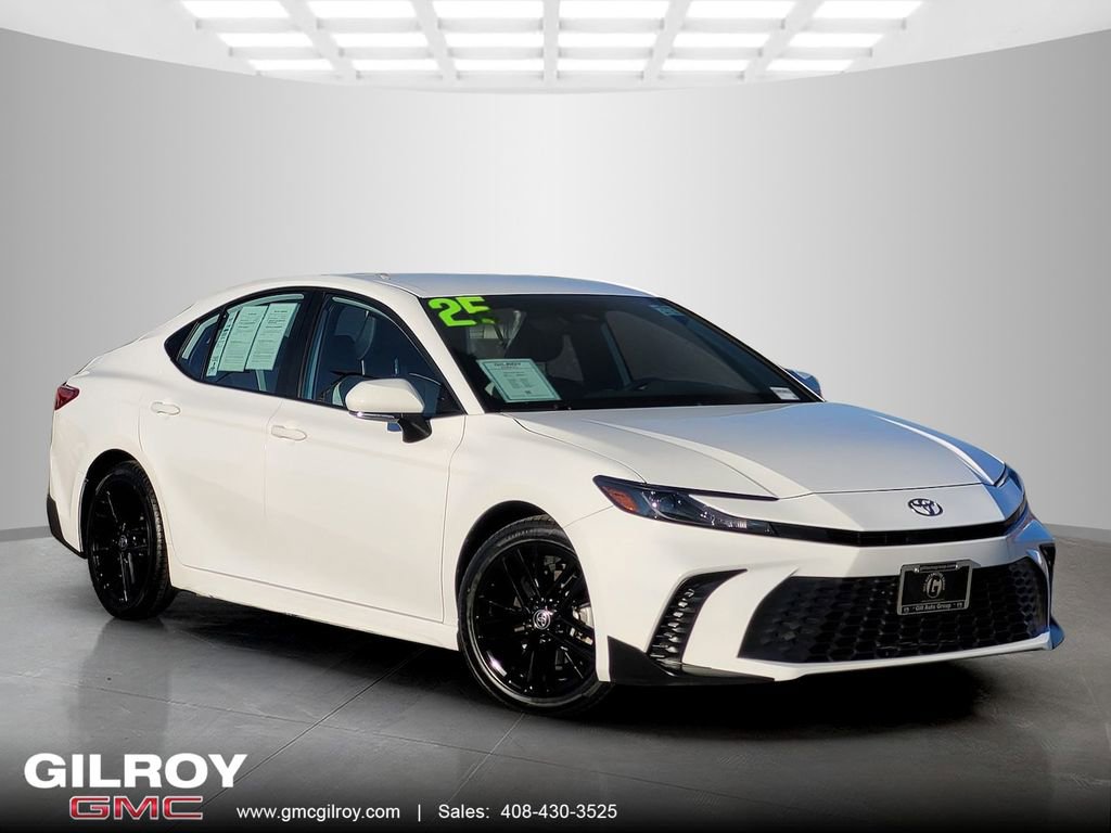 Used 2025 Toyota Camry SE image 1