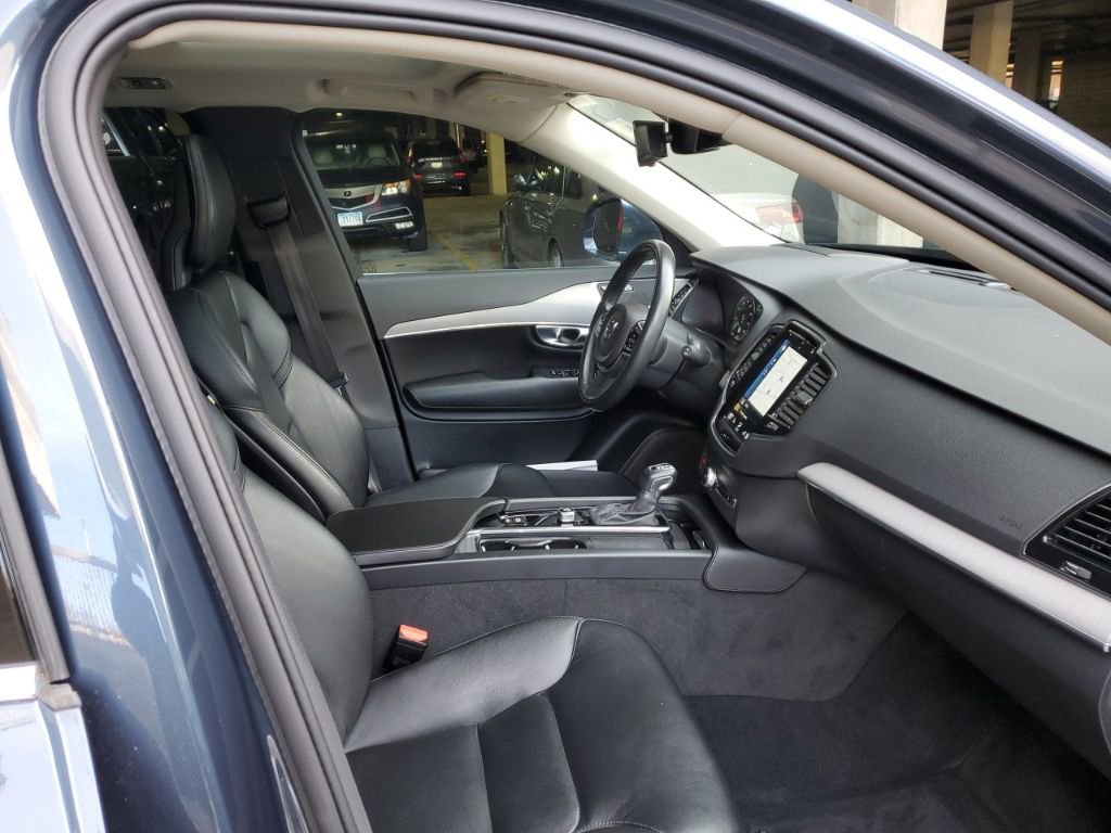 Certified 2022 Volvo XC90 T5 Momentum w/ Advanced Package image 9