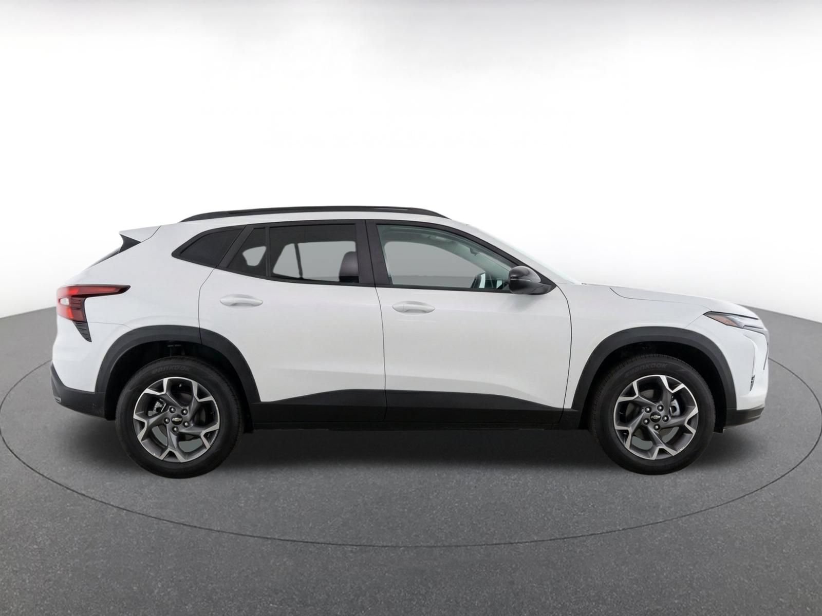 Used 2025 Chevrolet Trax LT FWD image 10