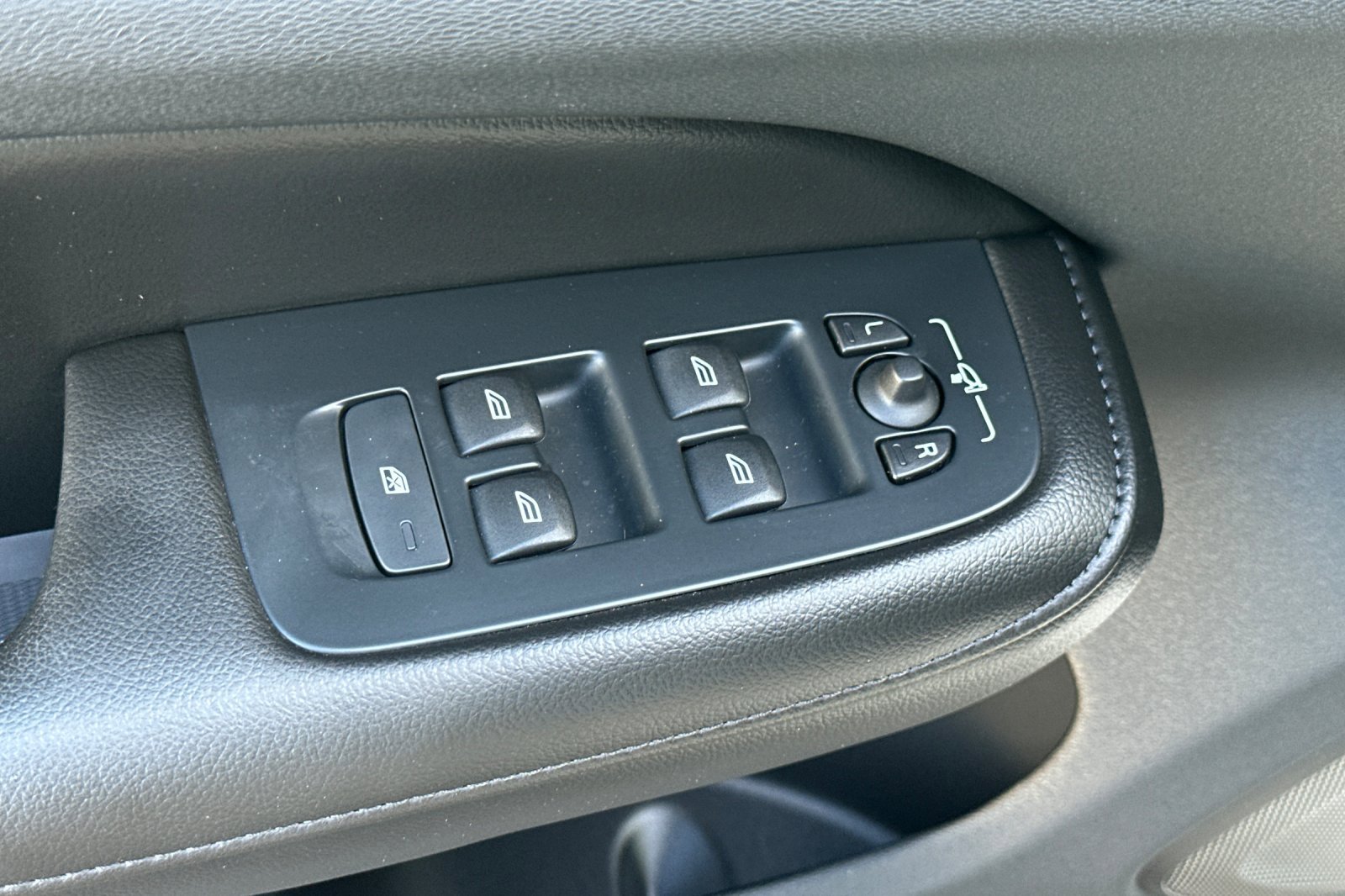 Certified 2023 Volvo S60 B5 Plus w/ Climate Package image 13