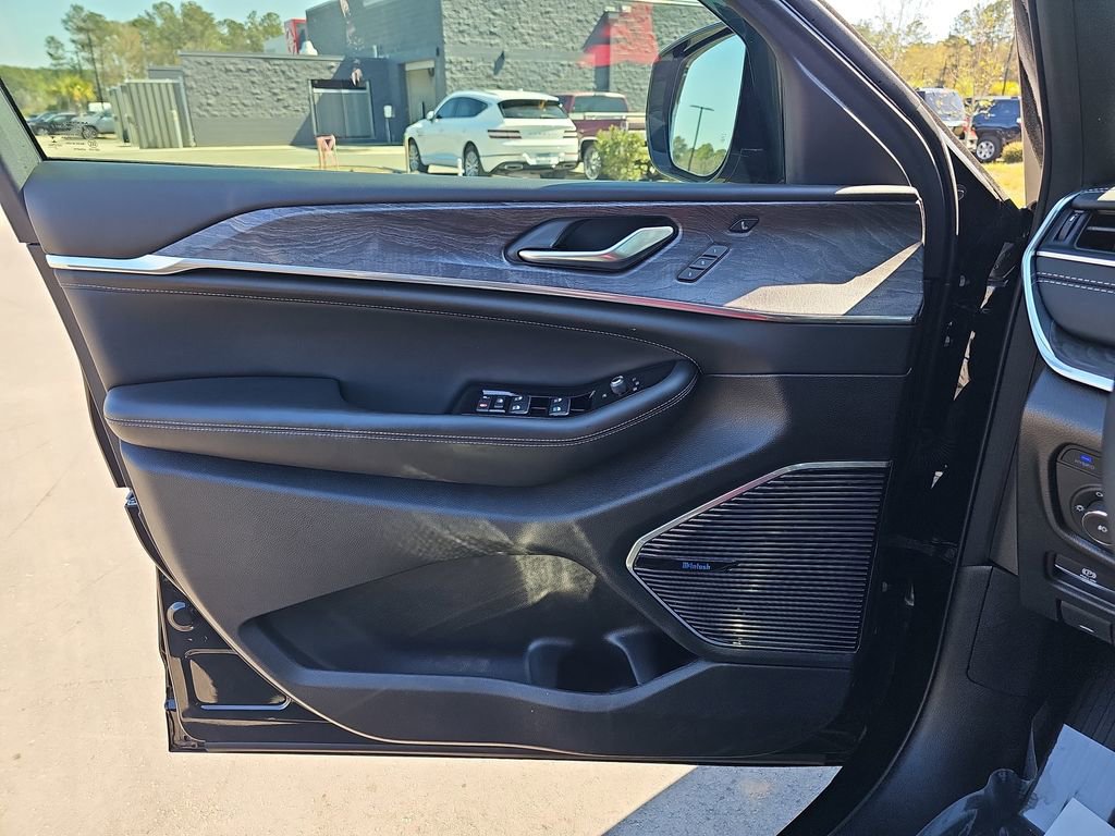 Used 2022 Jeep Grand Cherokee Overland w/ Luxury Tech Group IV image 31