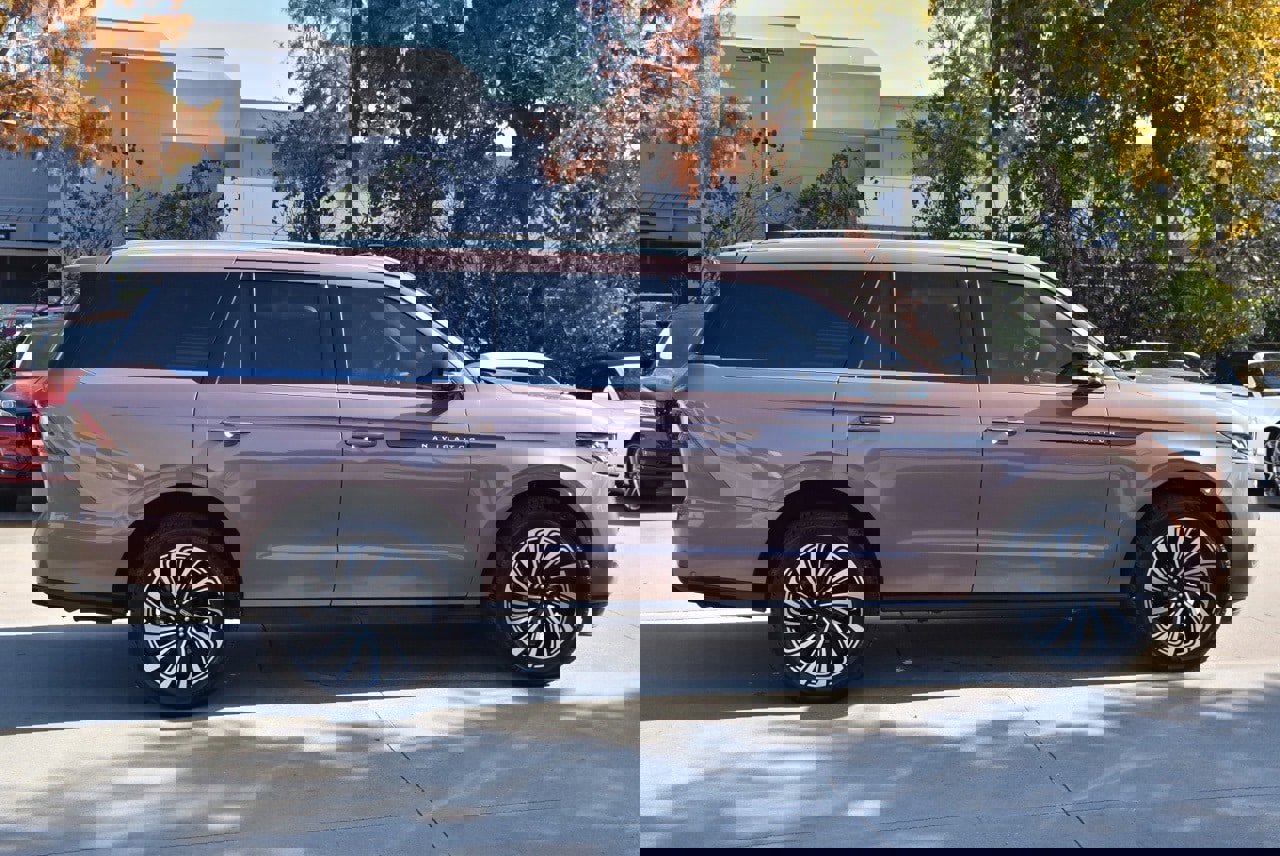 Certified 2025 Lincoln Navigator Black Label image 6