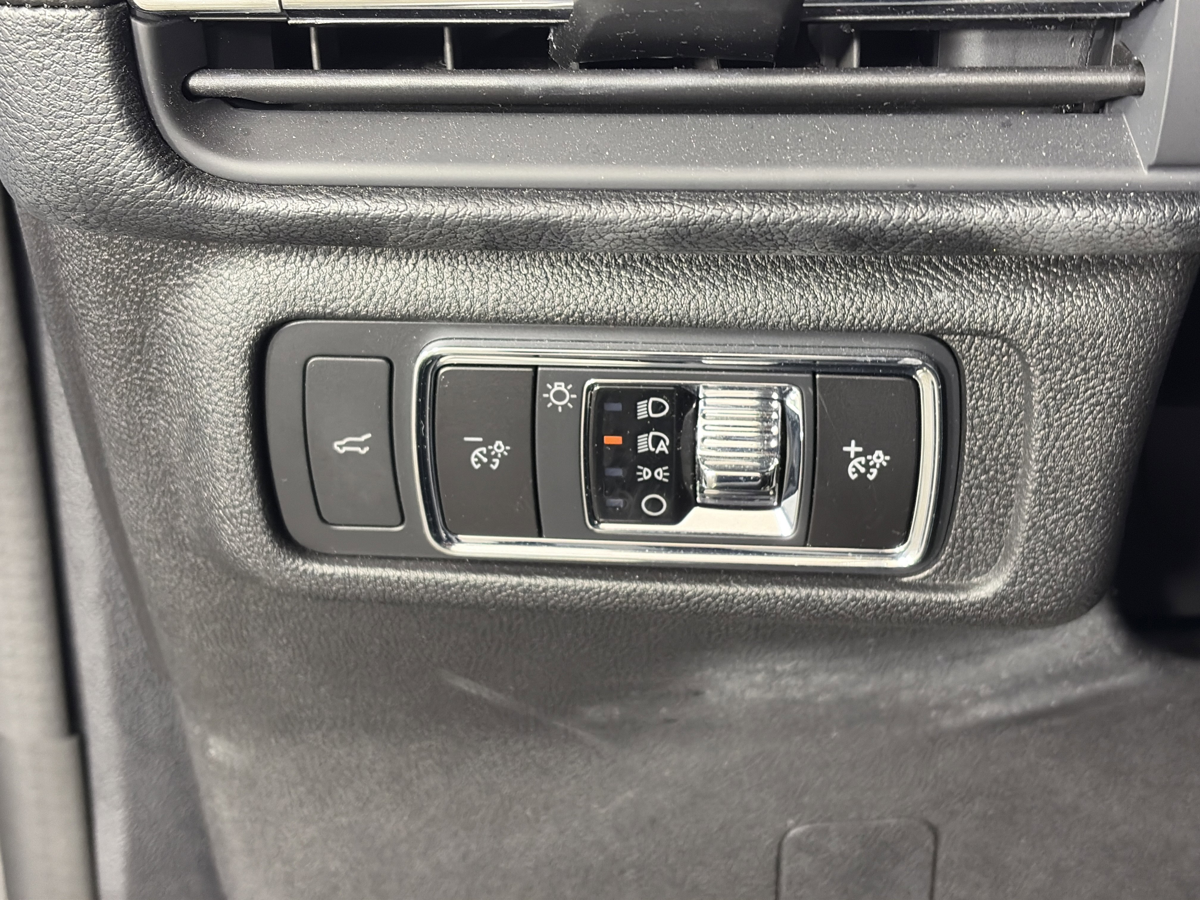 Used 2022 Lincoln Corsair Standard w/ Equipment Group 101A image 28