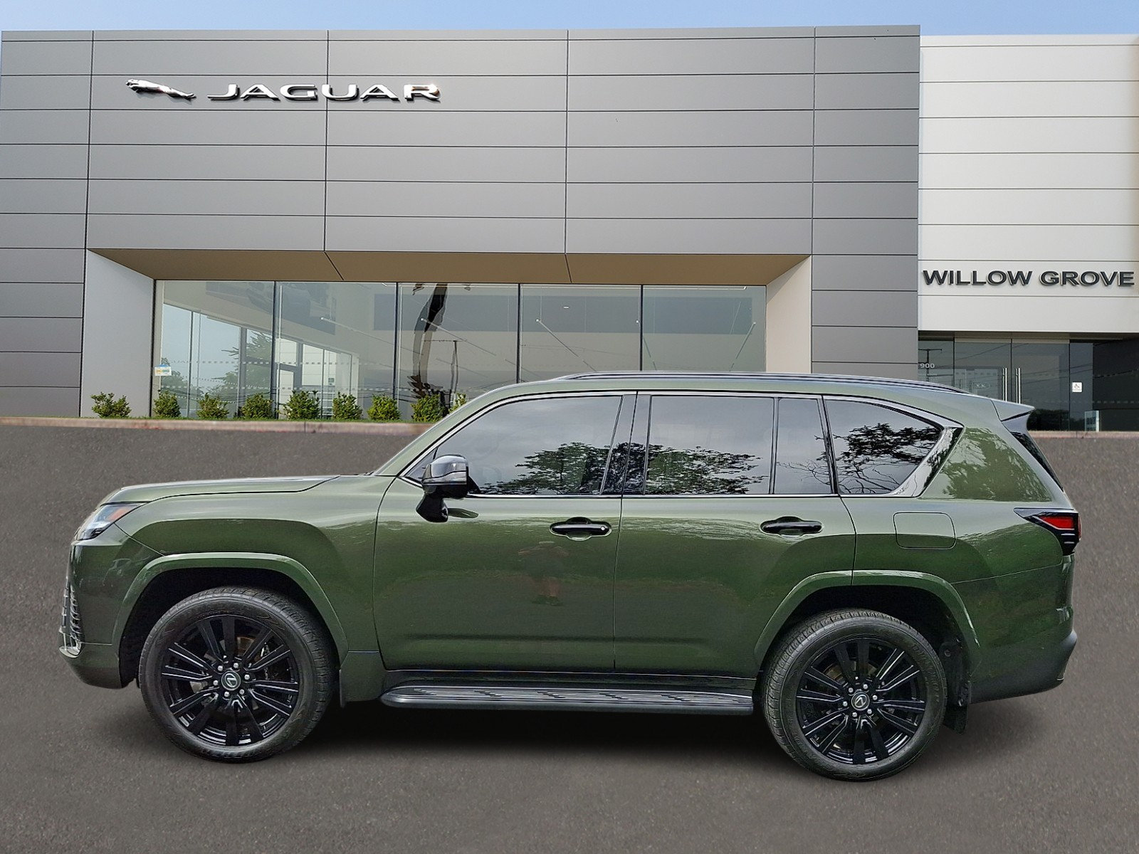 Used 2024 Lexus LX 600 4WD w/ Luxury Package image 6