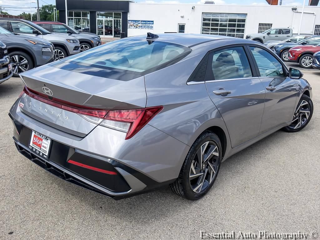 Used 2025 Hyundai Elantra SEL FWD image 9