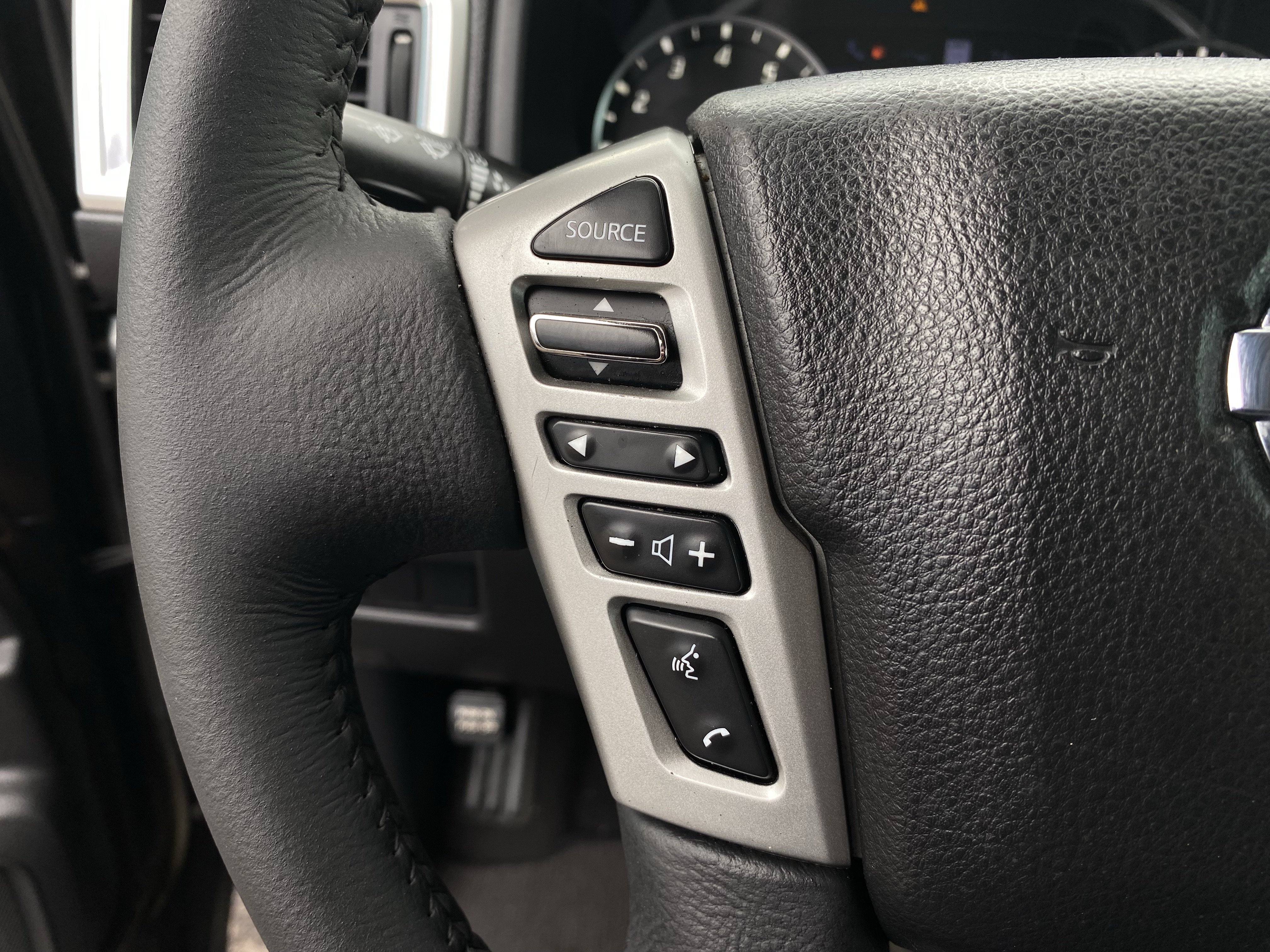 Used 2021 Nissan Titan SV w/ SV Convenience Package RWD image 27