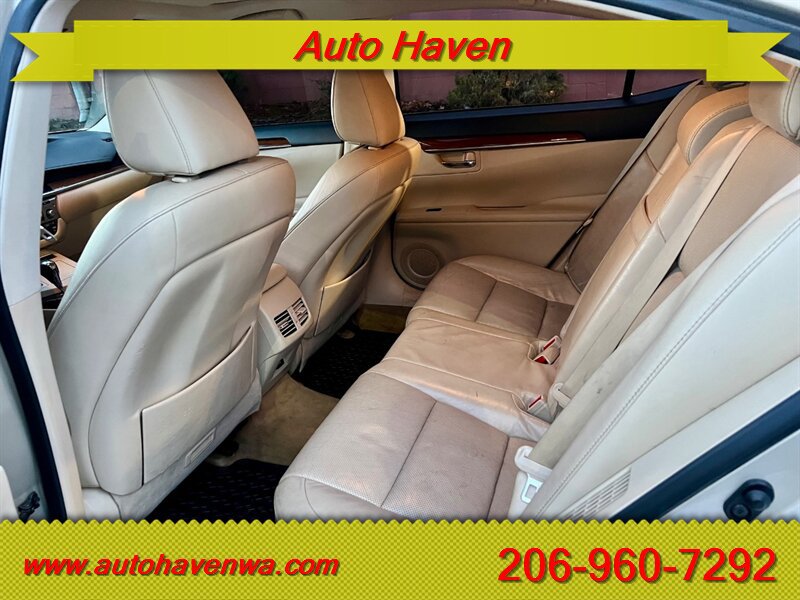 Used 2014 Lexus ES 300h w/ Luxury Package w/Bamboo Trim FWD image 10