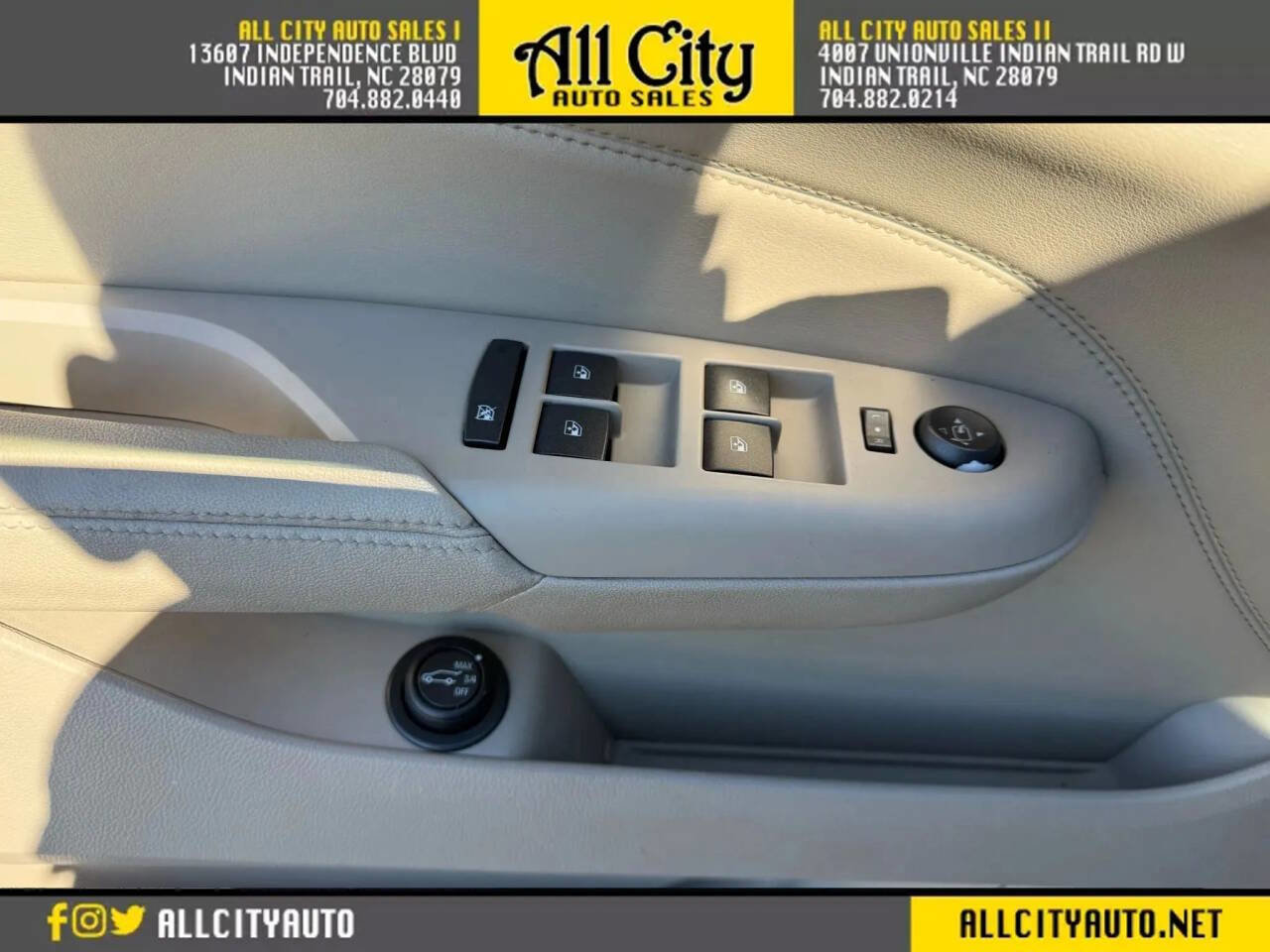 Used 2010 Cadillac SRX Premium image 24