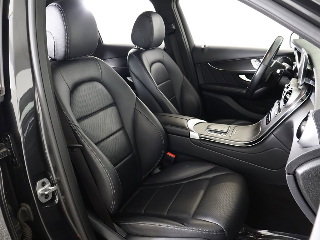 Used 2022 Mercedes-Benz GLC 300 4MATIC w/ AMG Line image 30