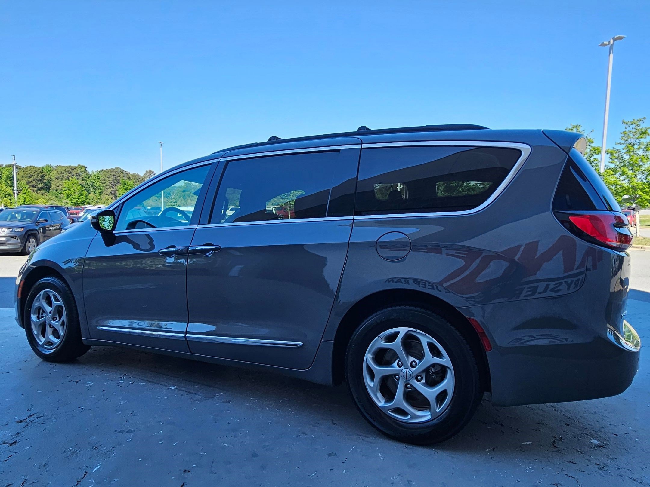 Used 2023 Chrysler Pacifica Limited FWD image 5