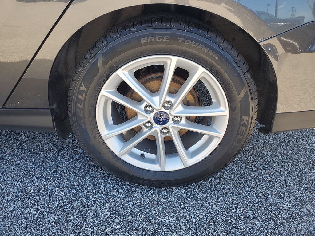 Used 2015 Ford Focus SE w/ SE Cold Weather Package FWD image 16