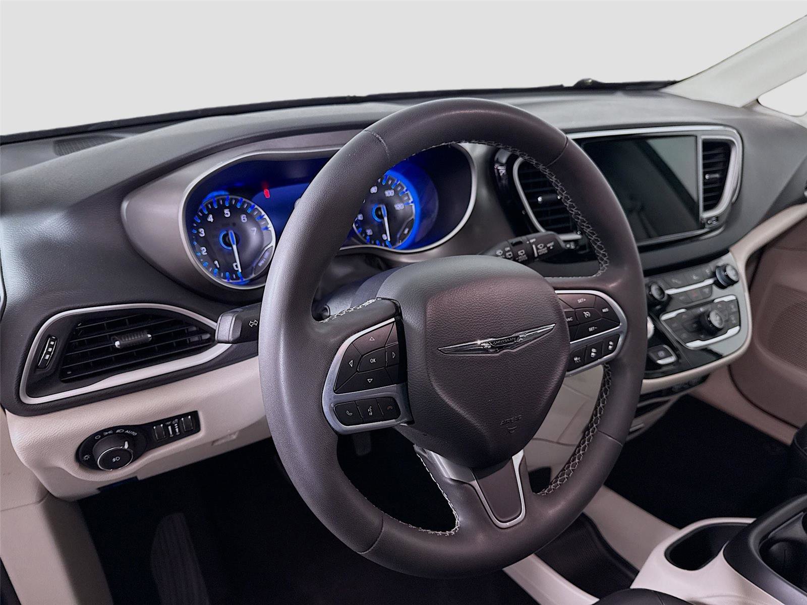 Used 2023 Chrysler Pacifica Touring-L image 3