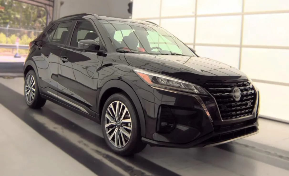 Used 2024 Nissan Kicks SR FWD image 2