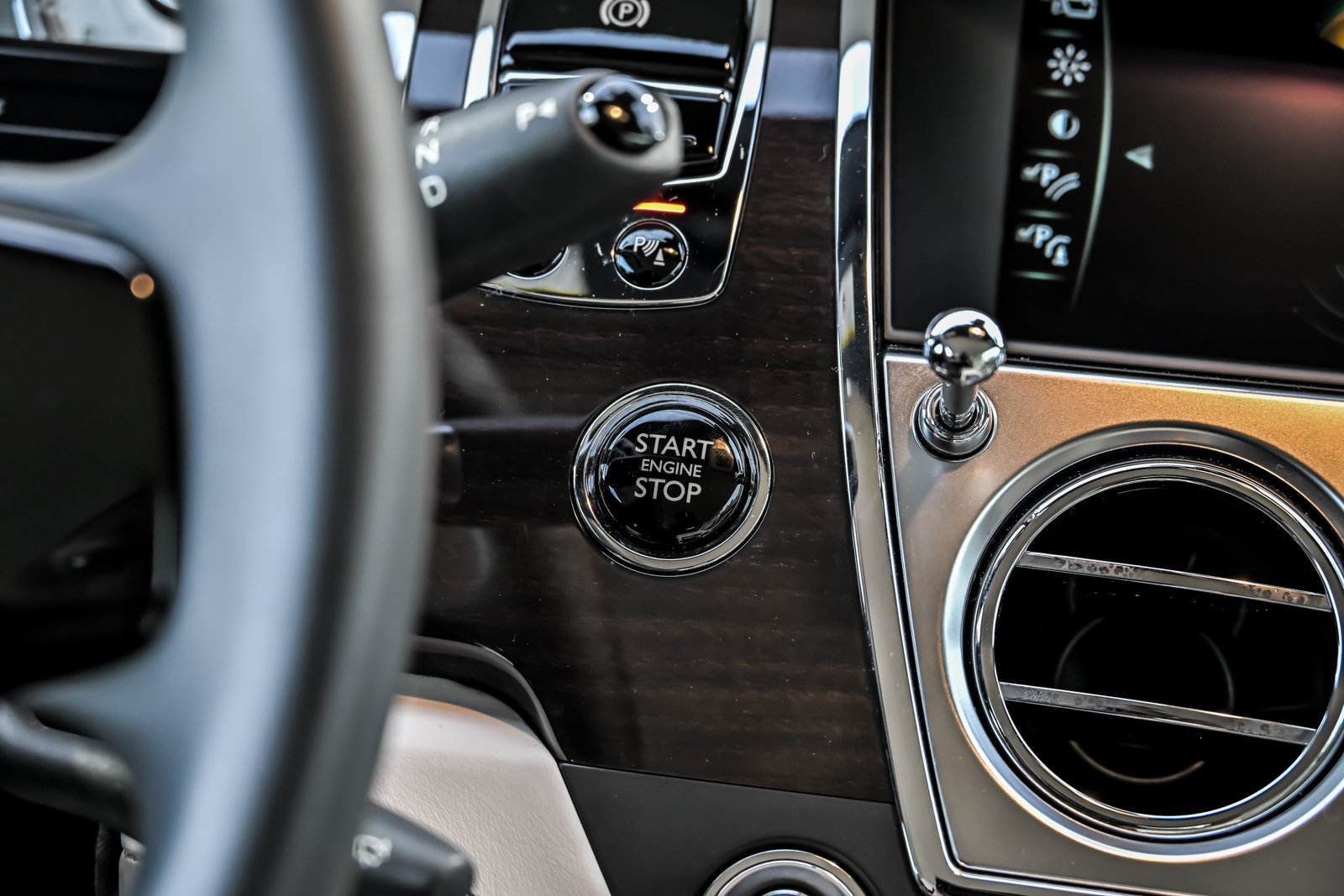 Used 2020 Rolls-Royce Dawn RWD image 36