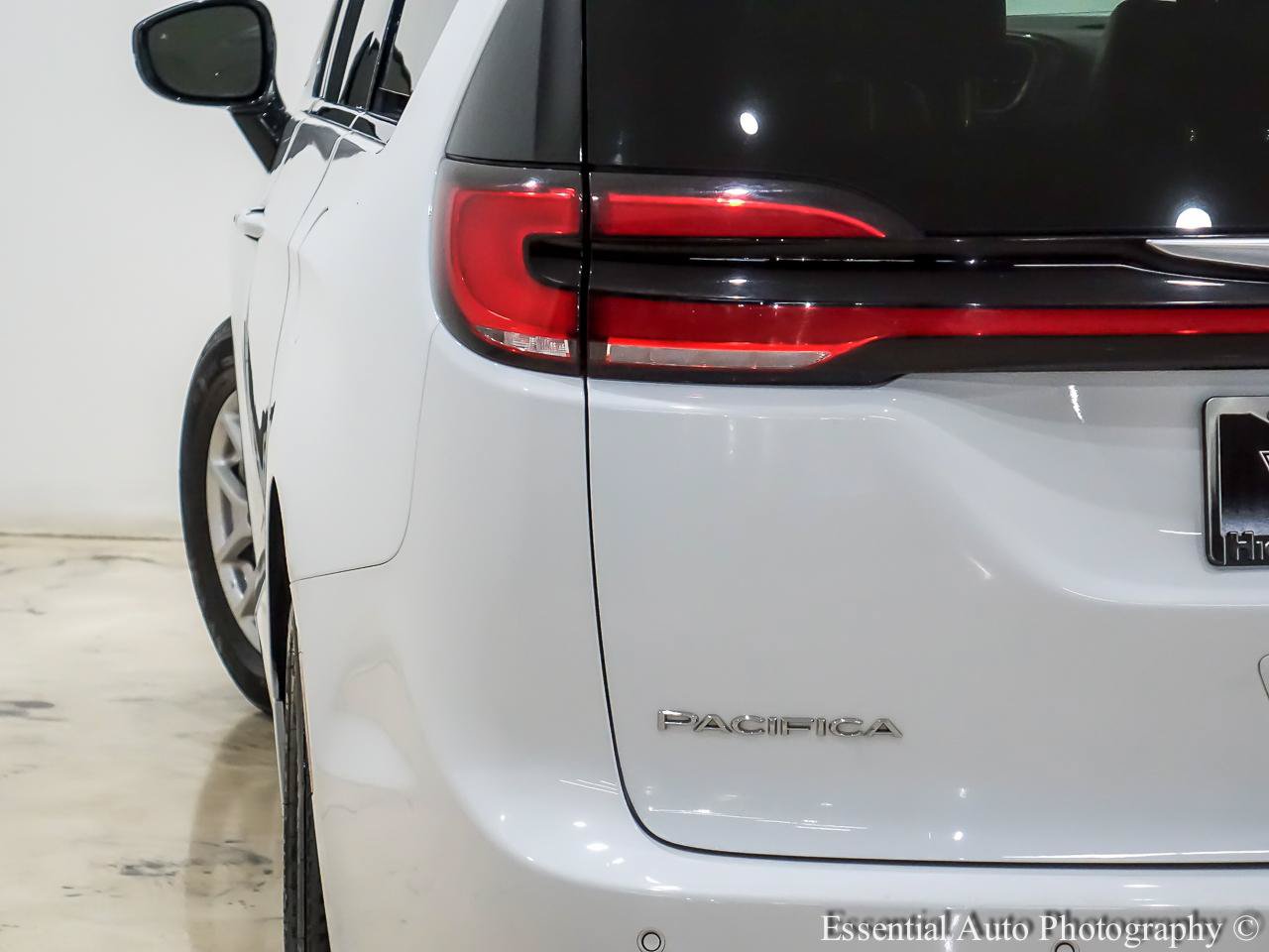 Used 2024 Chrysler Pacifica Touring-L FWD image 8