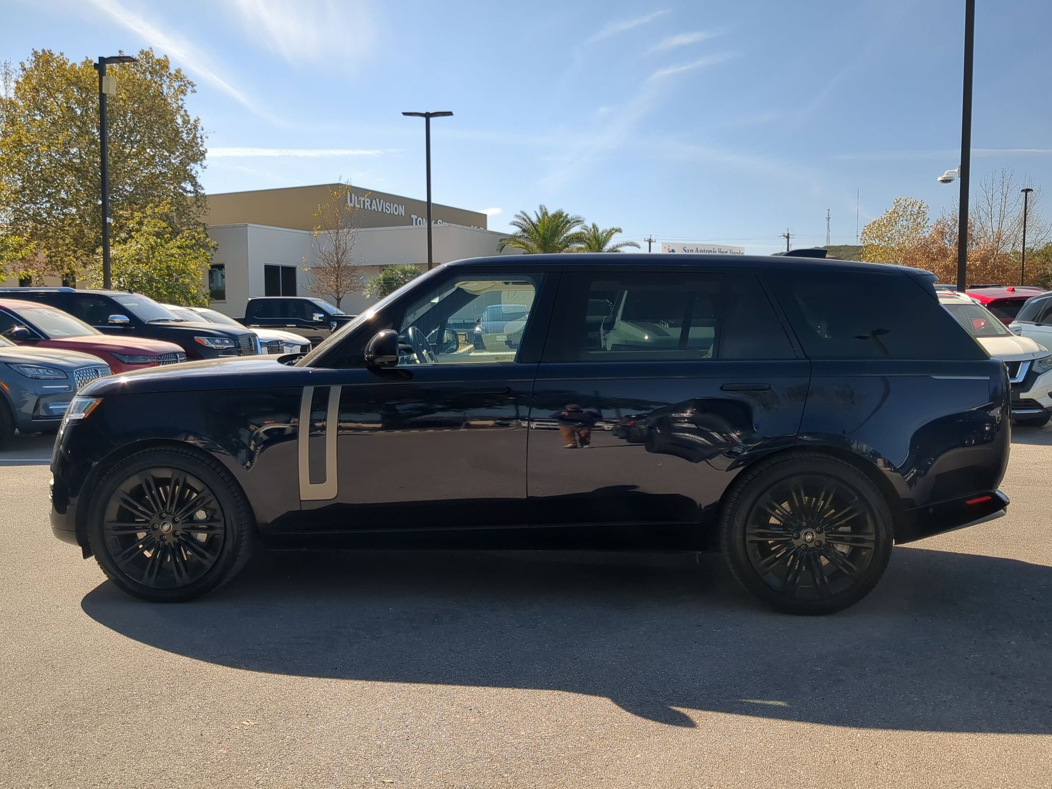 Used 2023 Land Rover Range Rover Long Wheelbase SE image 6