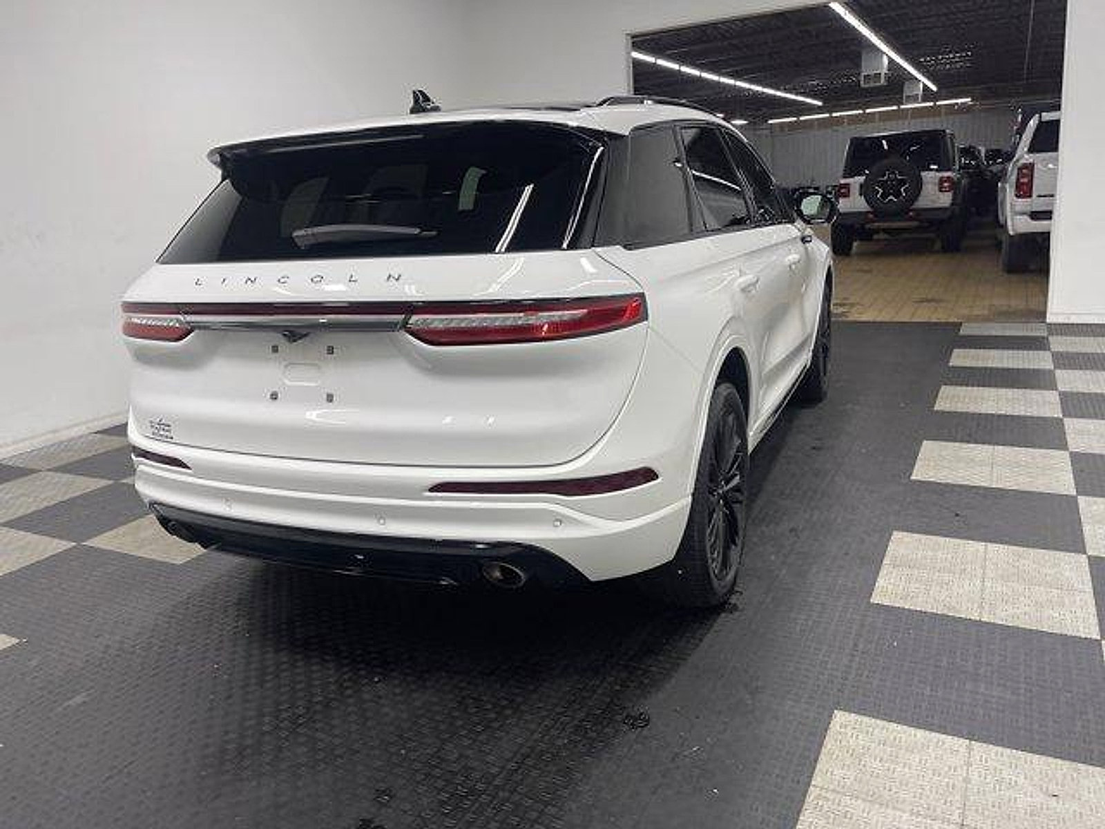 Used 2023 Lincoln Corsair Reserve w/ Equipment Group 201A AWD/4WD image 4